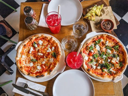 Aufnahme eines Tisches wie im italienischen Restaurant mit Pizza – ASTTI-Treffen Zürich