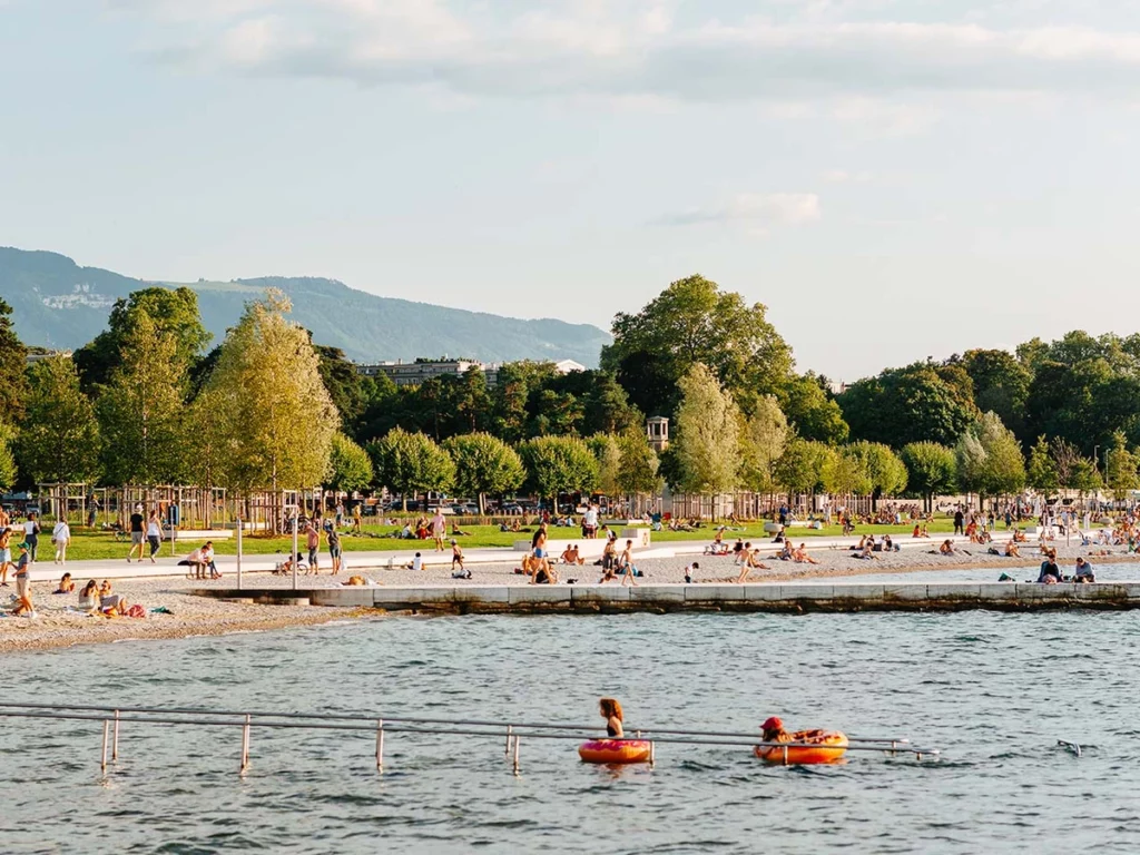 Une plage de Genève vue depuis le lac Léman