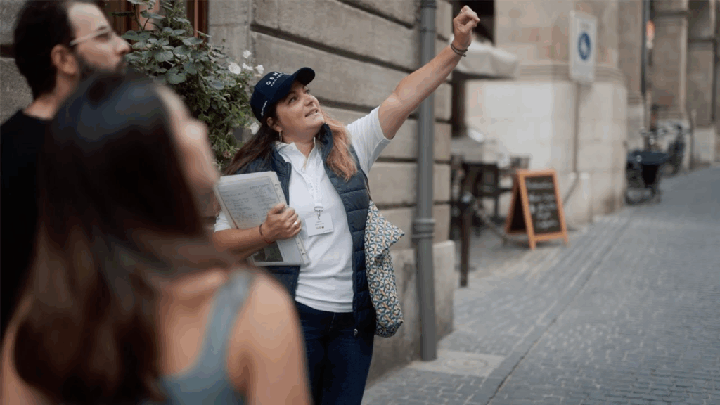 Visite de Genève montrant une guide et un groupe