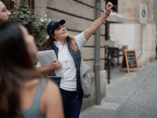 Visite de Genève montrant une guide et un groupe